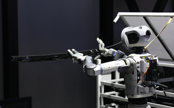 Atlas, a humanoid robot by Hyundai Motor-backed Boston Dynamics, demonstrates working at a factory at the CES 2026 in Las Vegas on Jan. 8. [YONHAP] 