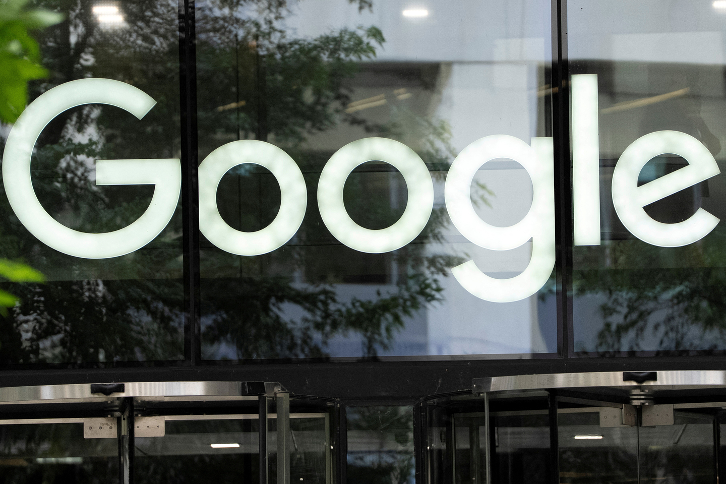 The Google logo is seen outside the company's offices in London, Britain, on June 24, 2025. [REUTERS/AP]