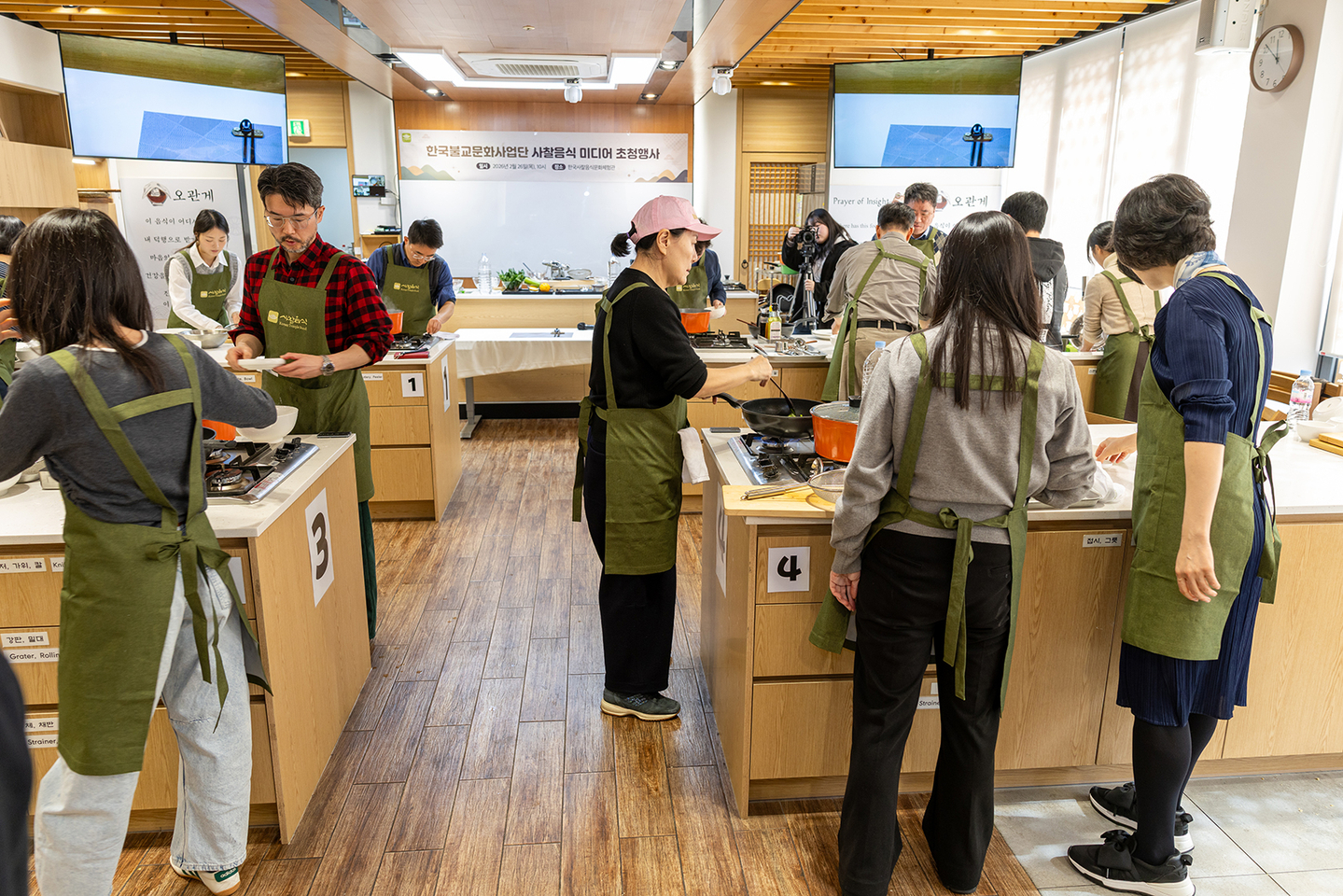 Participating reporters make their own Pine nut noodles during a media event held at the Temple Cuisine Culture Experience Center in Jongno District, central Seoul, on Feb. 26 [CULTURAL CORPS OF KOREAN BUDDHISM]