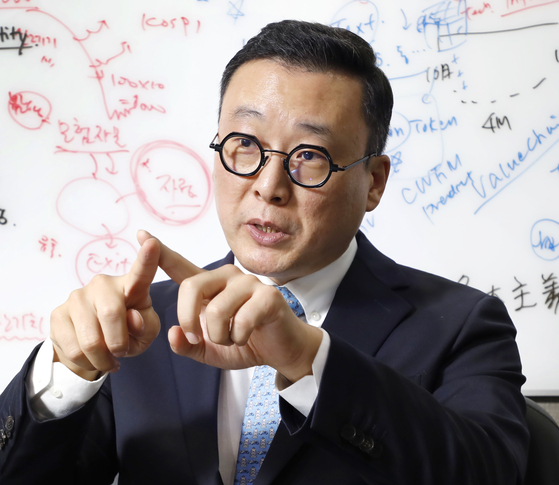 Koh Tae-bong, executive director at iM Securities’ research headquarters, speaks during an interview with the Korea JoongAng Daily in Yeouido, western Seoul, on Feb. 13. [PARK SANG-MOON] 