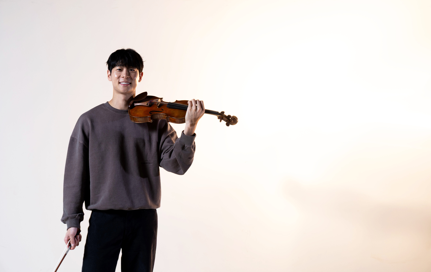 Violinist Danny Koo poses for a photo during an interview with the JoongAng Ilbo in Mapo District, western Seoul, on Feb. 23. [JANG JIN-YOUNG]
