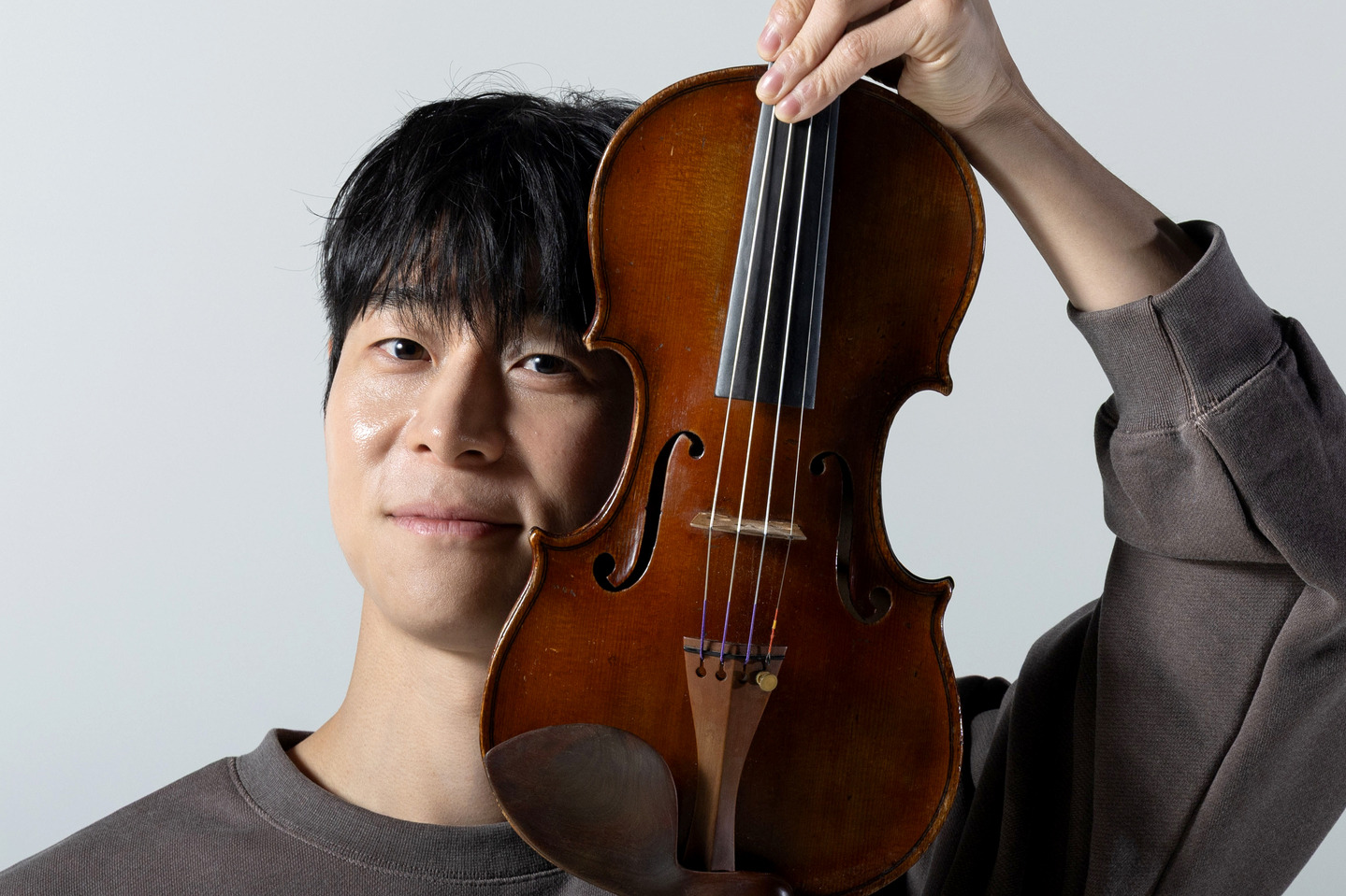 Violinist Danny Koo poses for a photo during an interview with the JoongAng Ilbo in Mapo District, western Seoul, on Feb. 23. [JANG JIN-YOUNG]