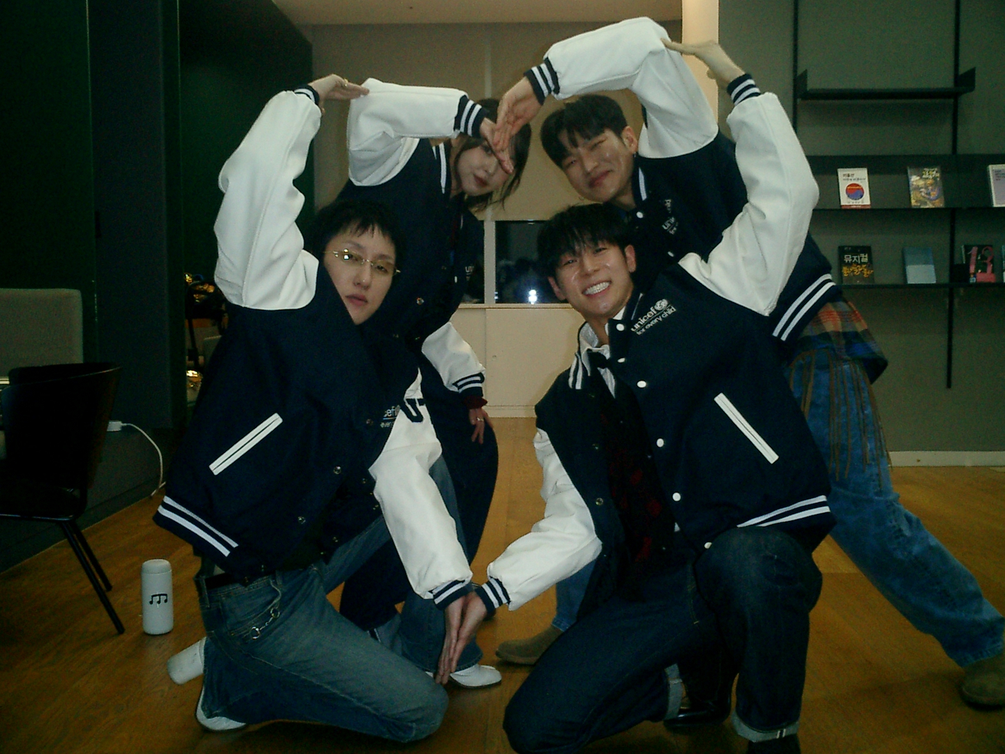 Violinist Danny Koo, front right, poses with other cast members of the JTBC singing show ″Begin Again″ (2020–). [JOONGANG ILBO]