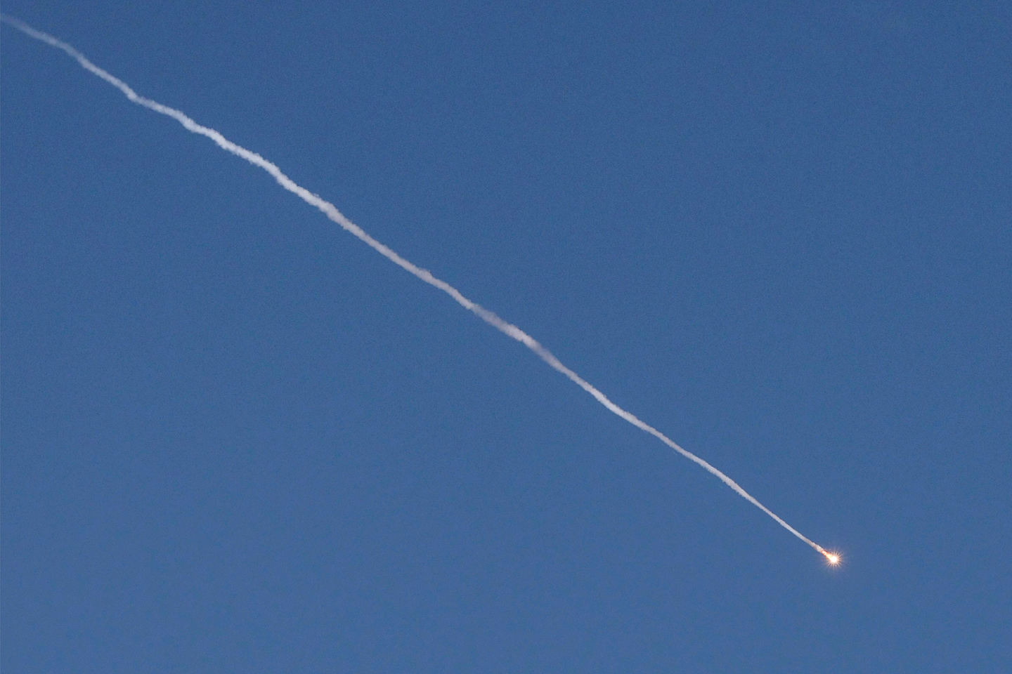 Rocket trails from Israel's Iron Dome missile defense system are seen over Tel Aviv on Feb. 28. The United States and Israel launched strikes against Iran on Feb. 28, with Israel's public broadcaster reporting that the Iranian supreme leader had been targeted. [AFP/YONHAP]