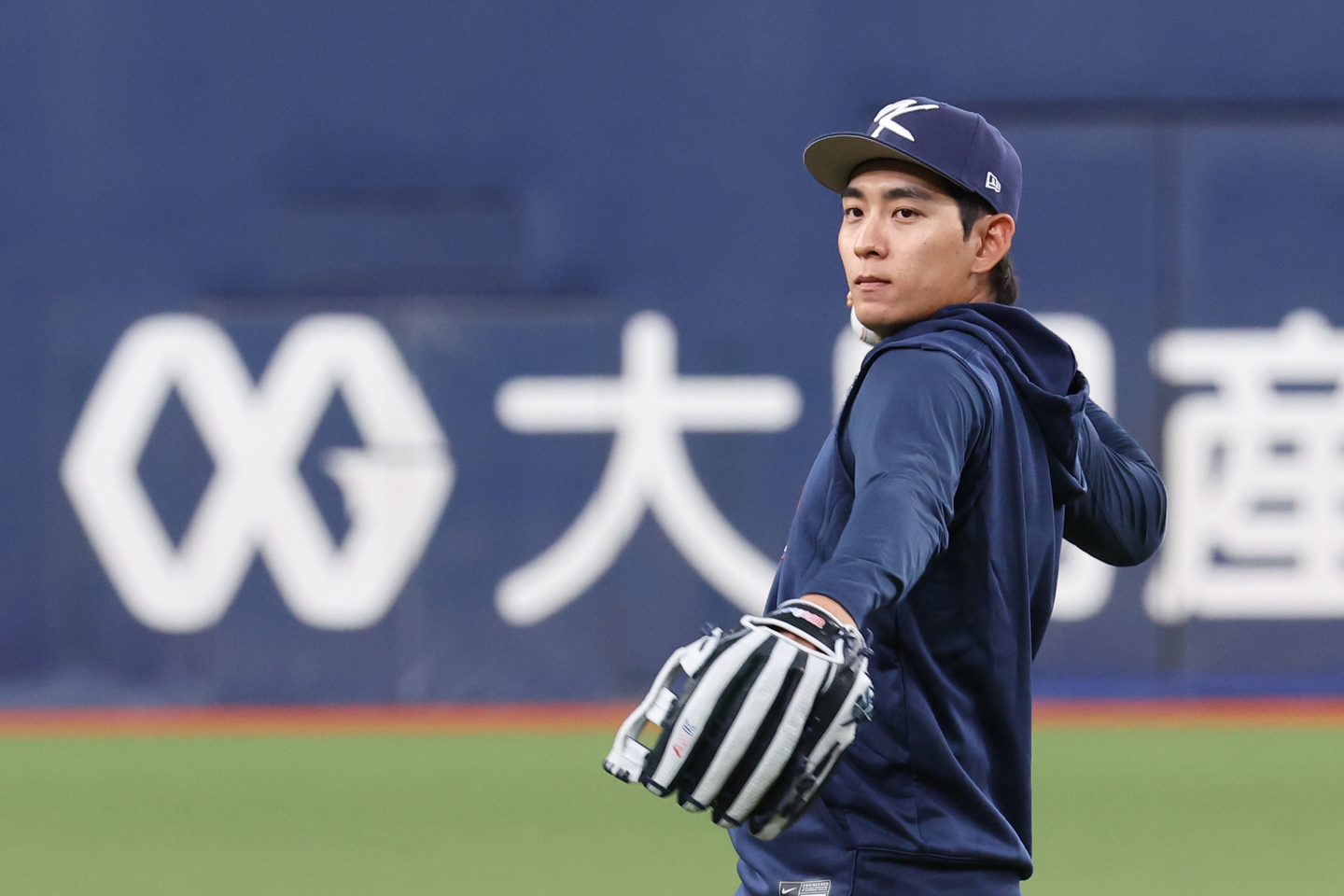 Korean outfielder Lee Jung-hoo takes part in practice at Kyocera Dome in Osaka, Japan, on March 1 in preparation for the World Baseball Classic. [YONHAP]