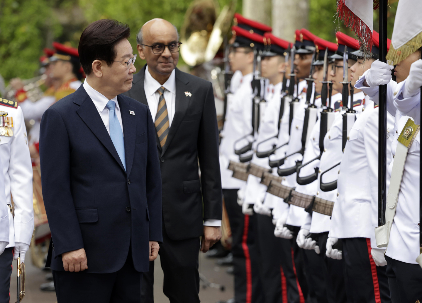 President Lee Jae Myung, left, and Singaporean President Tharman Shanmugaratnam inspect an honor guard during an official welcome ceremony for the Korean leader's state visit to Singapore on March 2. [JOINT PRESS CORPS]