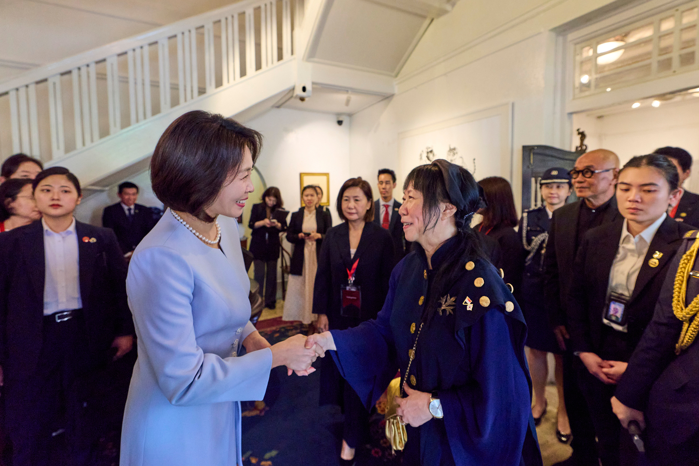 Korean first lady Kim Hea Kyung, front left, shakes hands with Singaporean first lady Jane Yumiko Ittogi at an artists' residencey in Singapore on March 2. [JOINT PRESS CORPS]