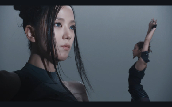 Jisoo, left, in the music video for ″GO,″ the lead track from Blackpink's third EP, ″Deadline,″ released on Feb. 27 [SCREEN CAPTURE]