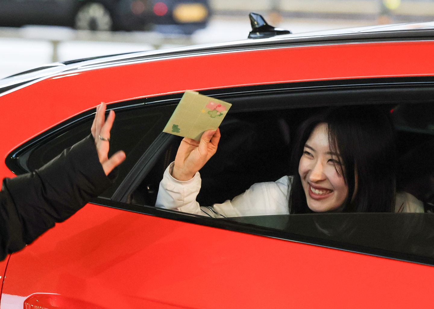 Short track speed skater Kim Gil-li leaves Incheon International Airport Terminal 2 in Incheon on Feb. 24 in a Lamborghini after returning to Korea. [YONHAP] 