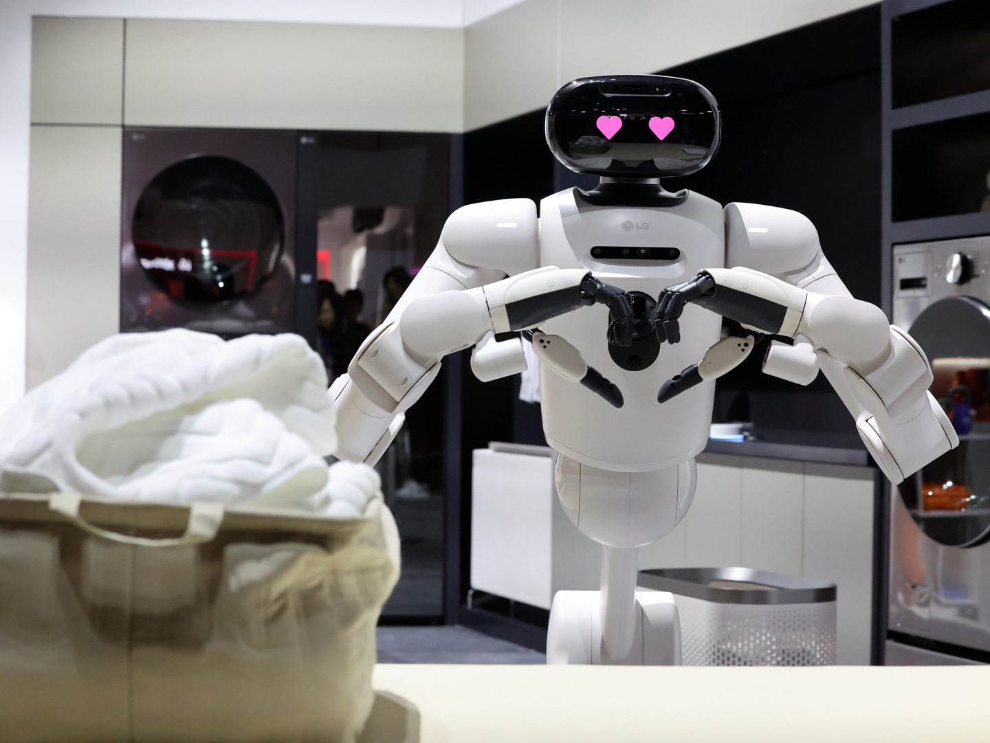 LG Electronics’ AI-powered home robot CLOiD makes a heart gesture during a booth preview tour at the Las Vegas Convention Center in Nevada on Jan. 5, a day before the opening of CES 2026. [NEWS1]