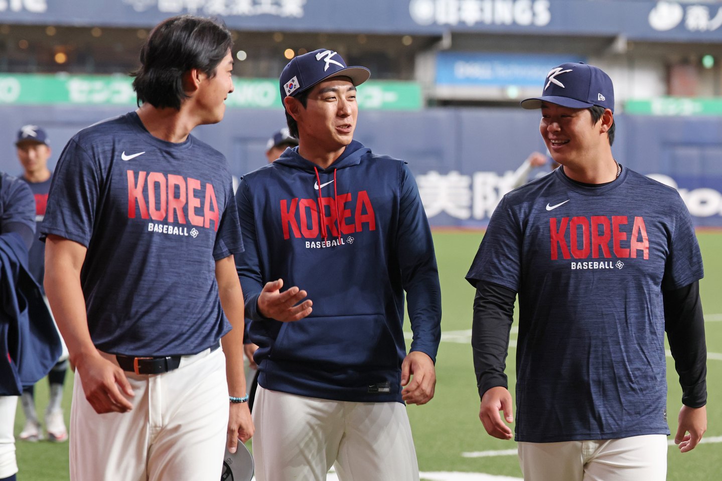 Korean outfielder Lee Jung-hoo, center, chats with teammates Koo Ja-wook, left, and Roh Si-hwan during practice at Kyocera Dome in Osaka, Japan, on March 1 in preparation for the World Baseball Classic. [YONHAP]