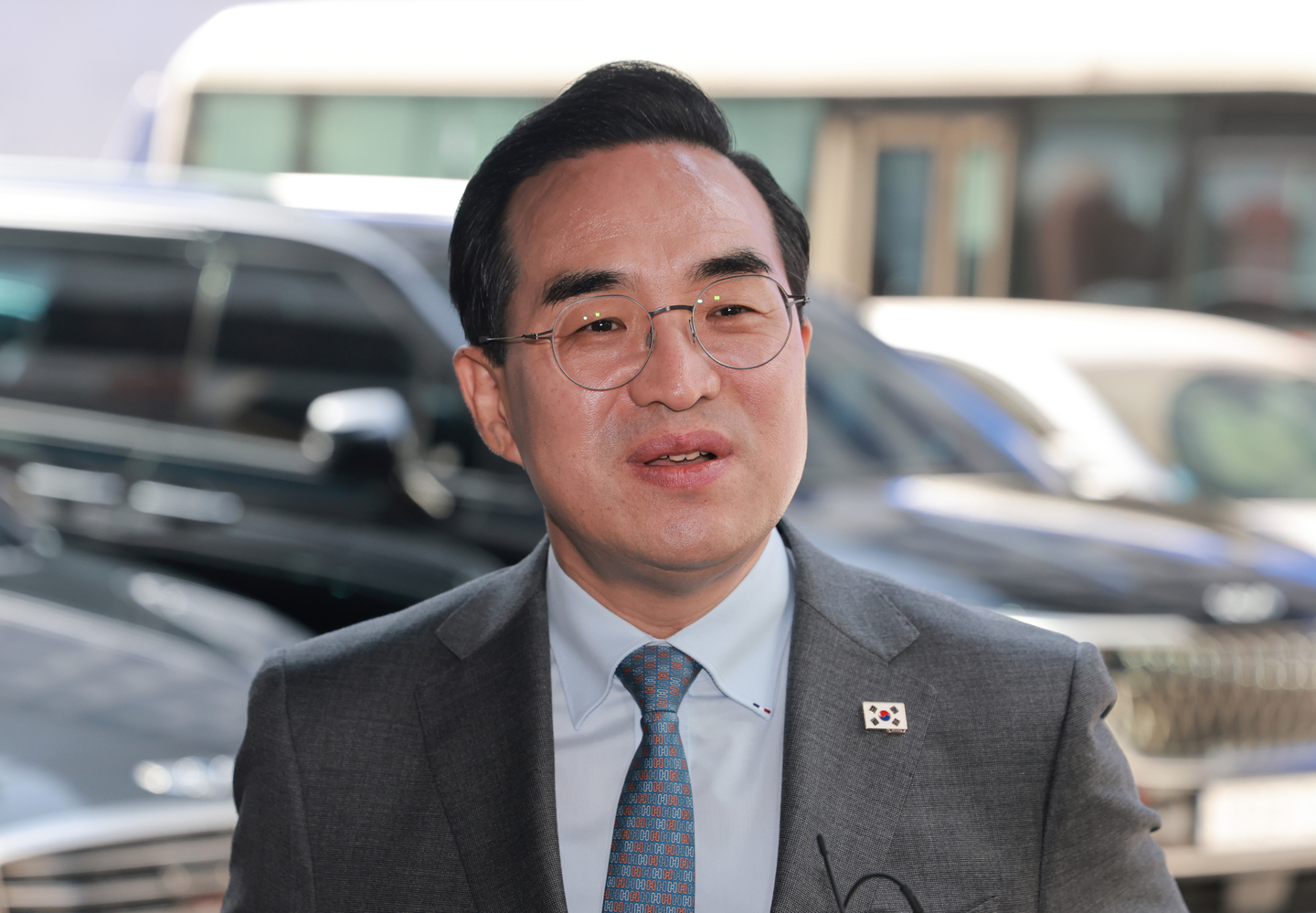 Democratic Party Rep. Park Hong-keun answers reporters’ questions as he arrives for an interview for metropolitan mayoral candidates at the party’s headquarters in Yeouido, western Seoul, on Feb. 23. [YONHAP]