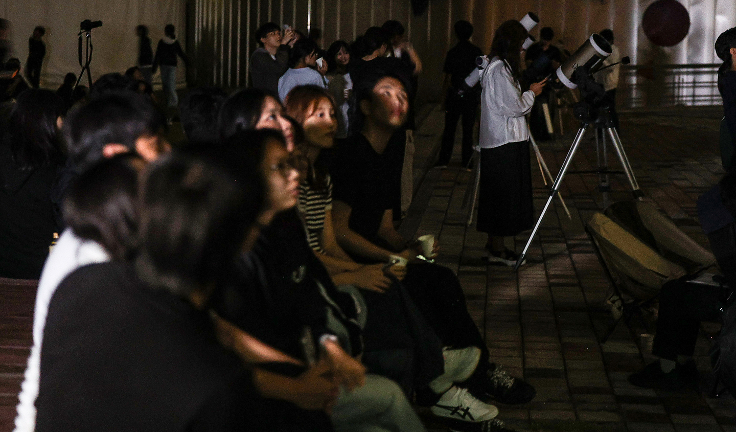 Citizens wait to watch a lunar eclipse at the Bohyunsan Optical Astronomy Observatory in Yeongcheon, North Gyeongsang on Sept. 8, 2025. [YONHAP]