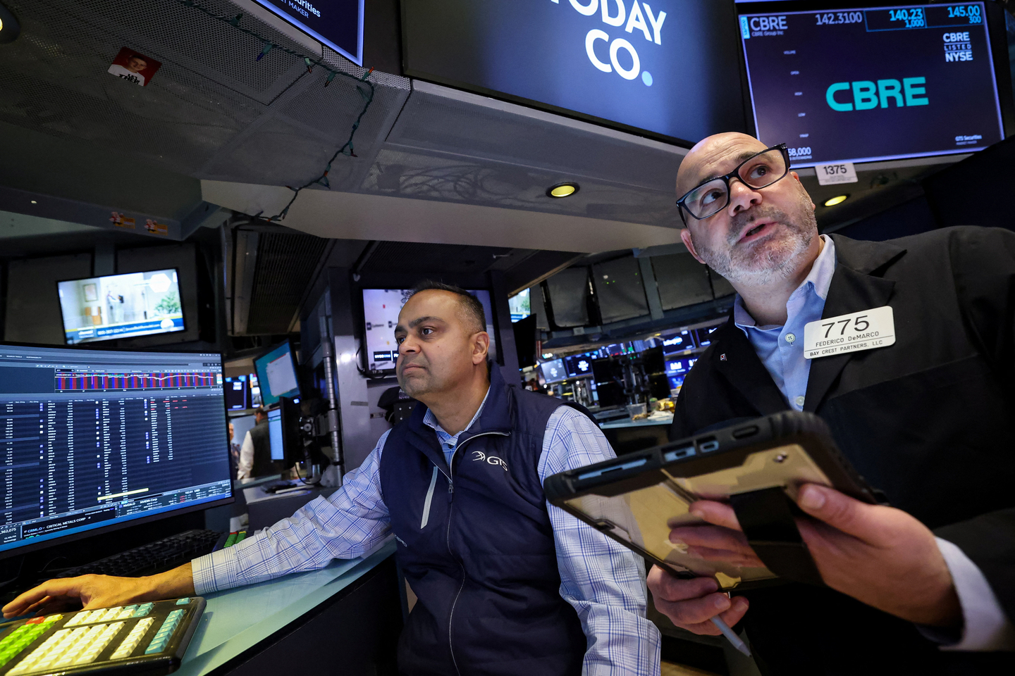 Traders work on the floor at the New York Stock Exchange (NYSE) in New York City, on Feb. 17. [REUTERS/YONHAP]