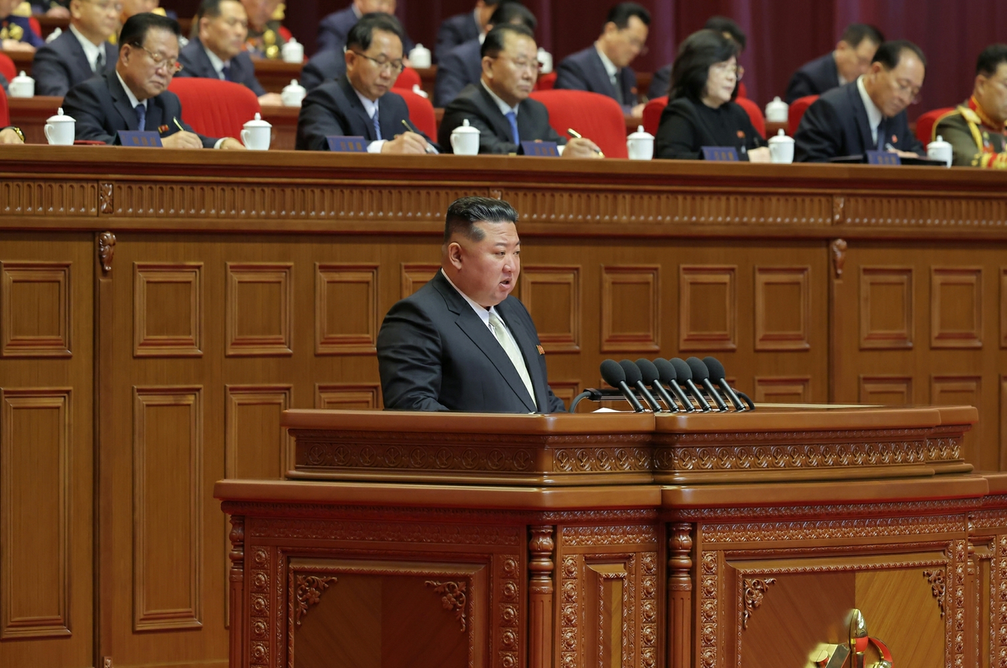 North Korean leader Kim Jong-un, center, speaks during the Ninth Party Congress of the Workers’ Party in Pyongyang on Feb. 23, in this photo released by the state-run Rodong Sinmun on Feb. 24. [NEWS1]