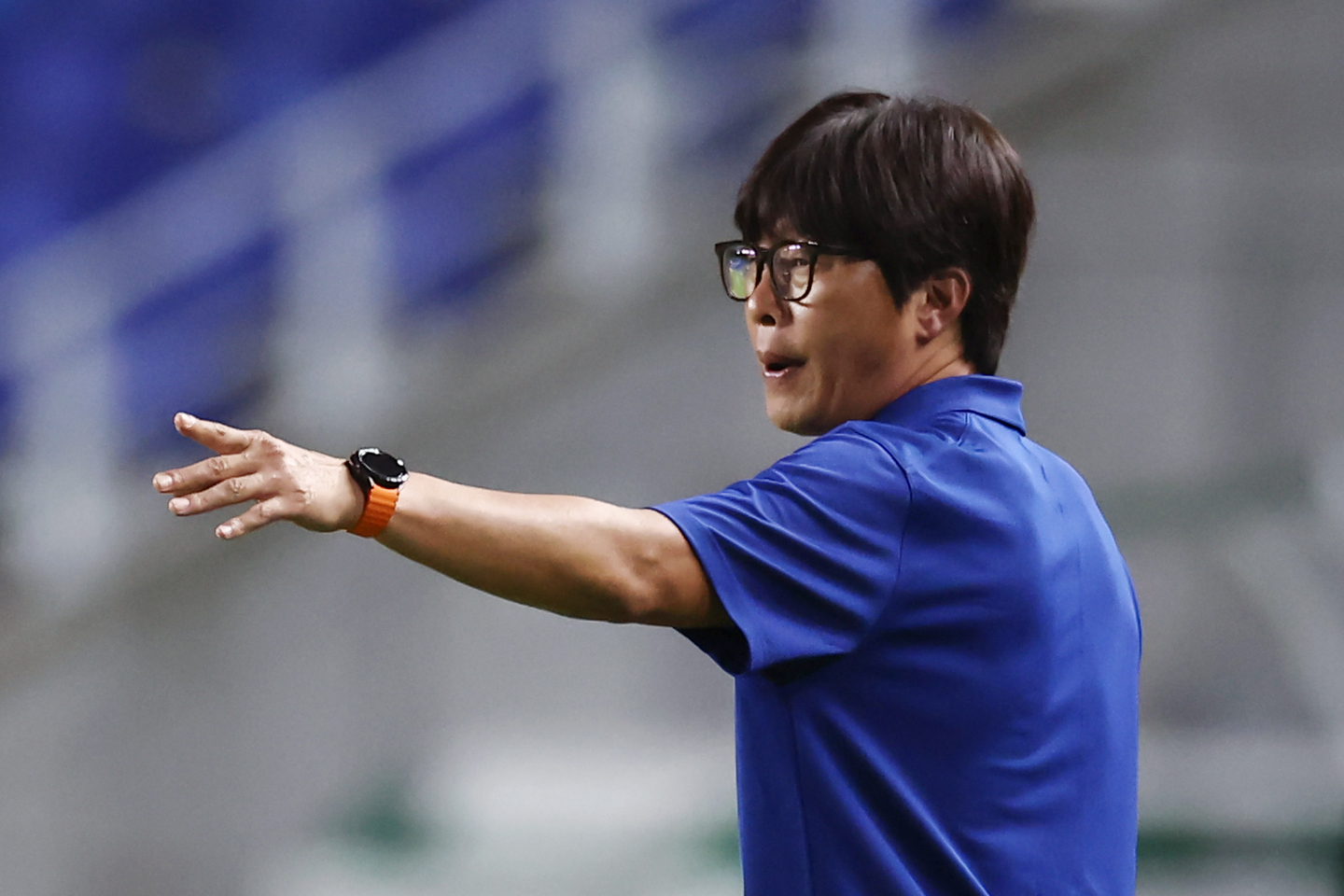 Korea women’s national team head coach Shin Sang-woo gives instructions during a match against China in the women’s competition at the 2025 EAFF E-1 Championship at Suwon World Cup Stadium in Gyeonggi on July 9, 2025. [YONHAP]
