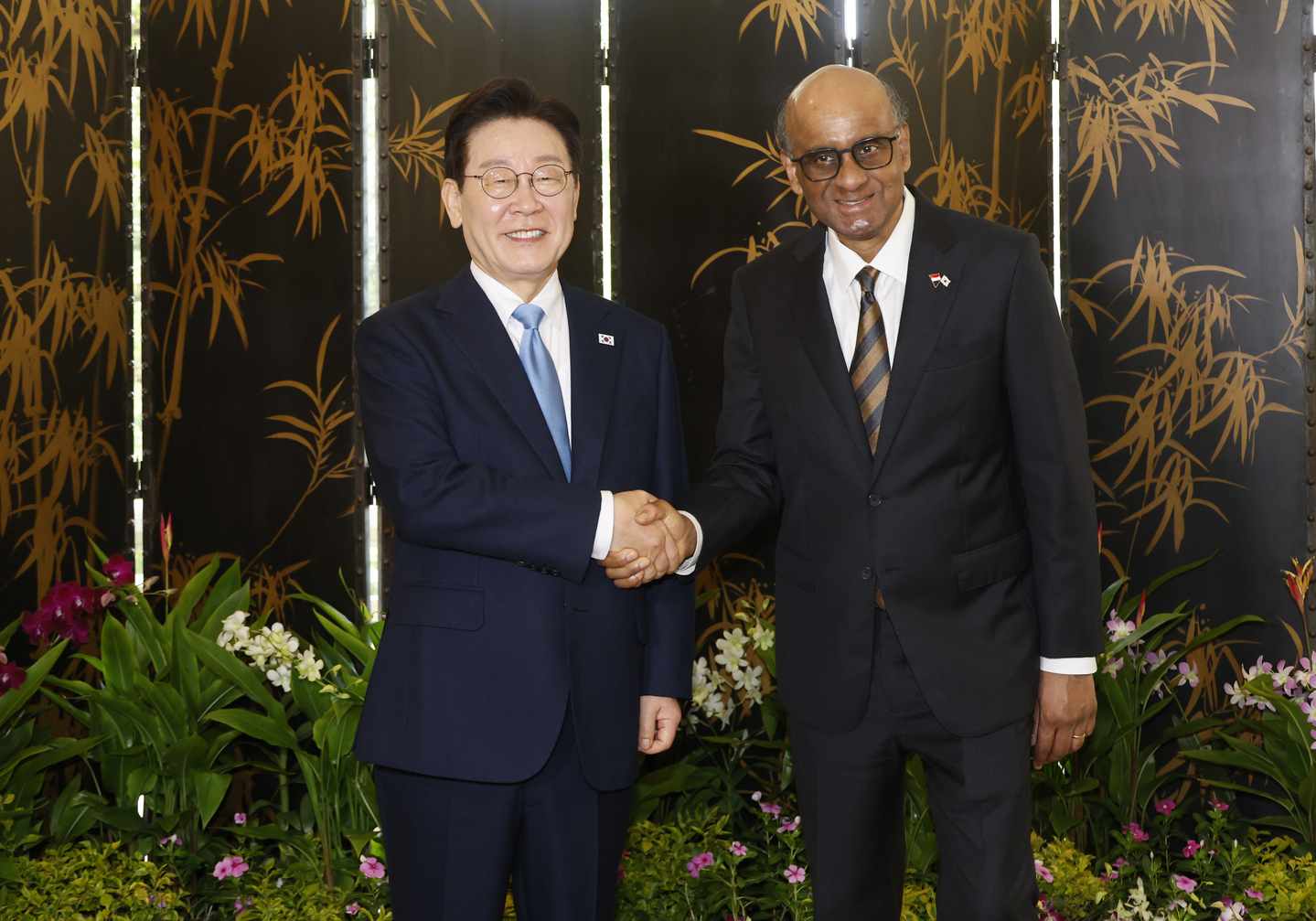 Korean President Lee Jae Myung, left, shakes hands with Singaporean President Tharman Shanmugaratnam at Singapore's Ministry of Foreign Affairs building in Singapore on March 2. [YONHAP]