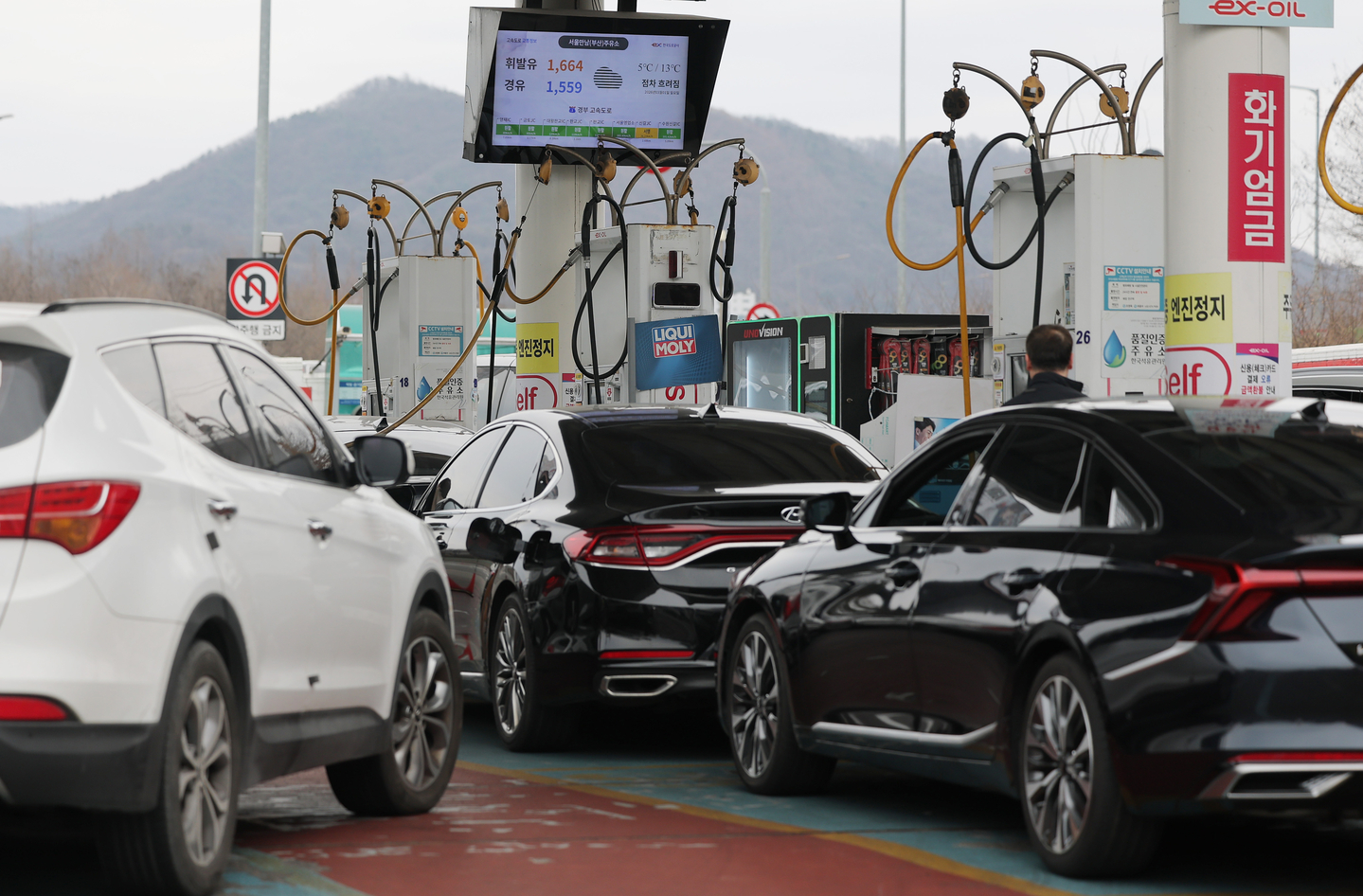 Gasoline and diesel prices appear on a price board at a gas station in Seocho District, southern Seoul on March 1. [YONHAP]