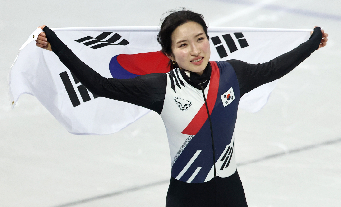 Short track speed skater Kim Gil-li celebrates after winning gold in the women's 1,500-meter final of the 2026 Milan-Cortina Winter Olympics in Milan on Feb. 20. [EPA/YONHAP]