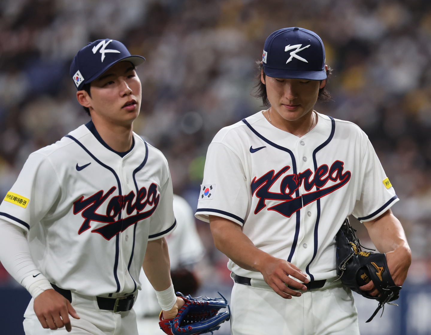 Korea's Gwak Been, right, and Kim Hye-seong react during a tune-up game against the Hanshin Tigers at Kyocera Dome Osaka in Japan on March 2. [YONHAP]