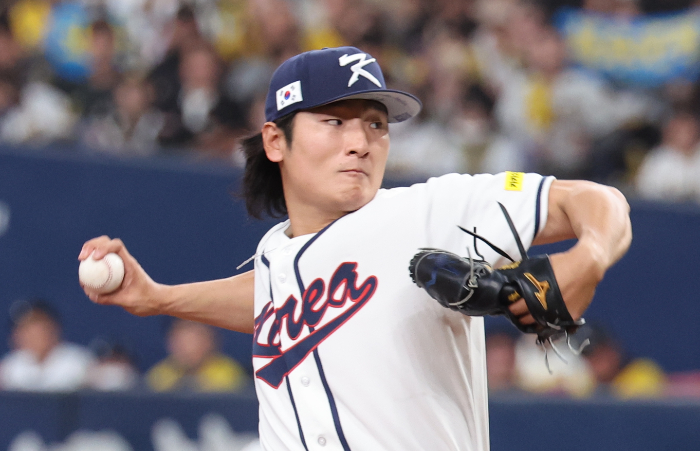 Korea's Gwak Been pitches during a tune-up game against the Hanshin Tigers at Kyocera Dome Osaka in Japan on March 2. [YONHAP] 
