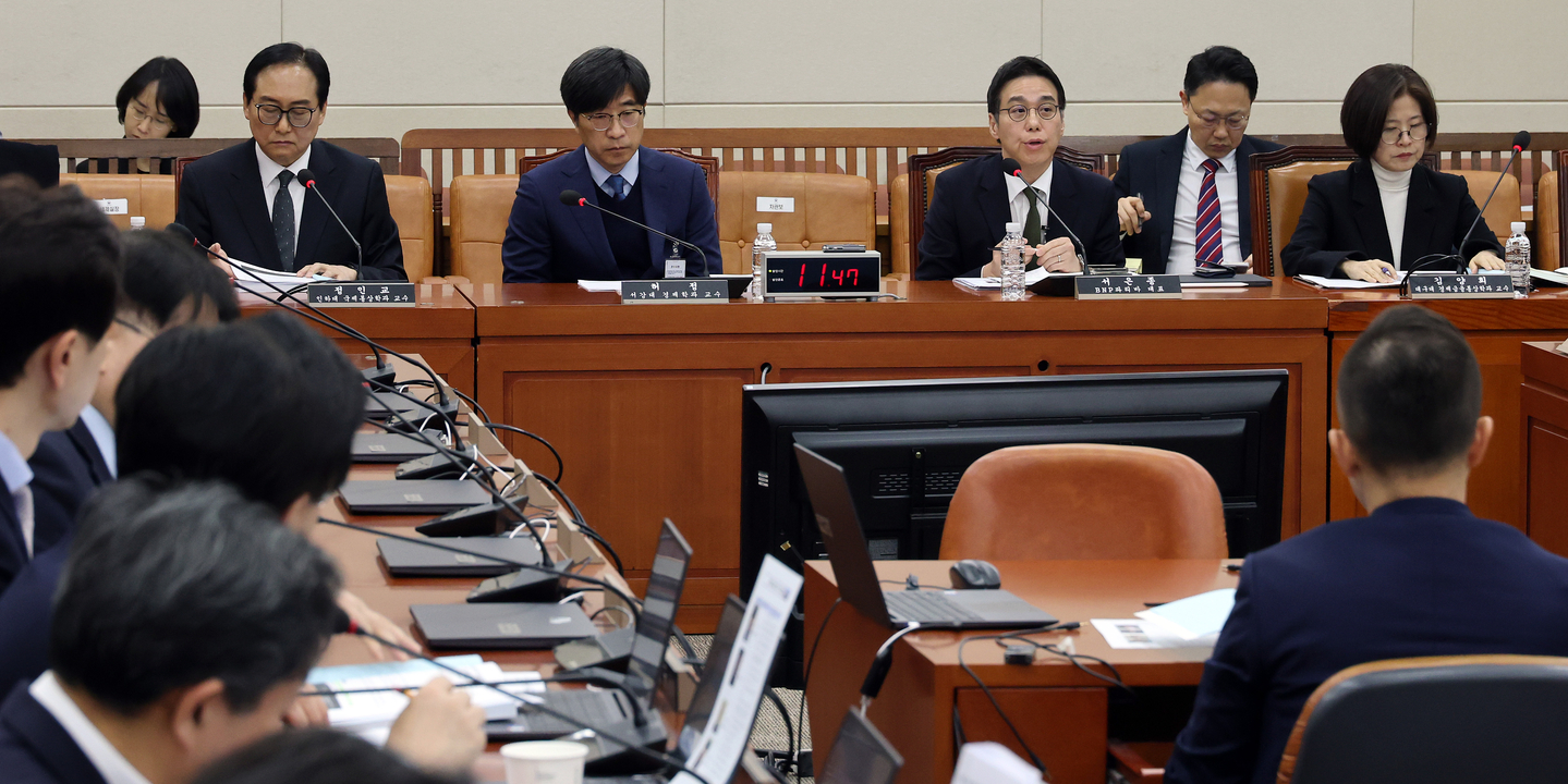 The National Assembly's special committee for a bill on implementing Korea's investment package for the United States is in session at the National Assembly in Yeouido, western Seoul on Feb. 24. [YONHAP]