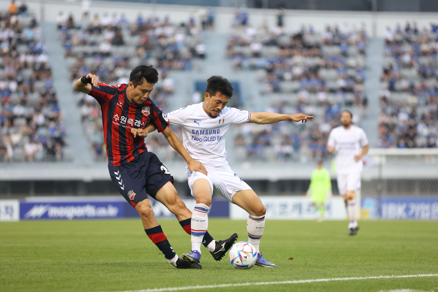 Korean professional footballer Lee Ki-je, right, who plays for the Mes Rafsanjan FC of the Iran Pro League, is seen during a match at Suwon Sports Complex in Suwon, Gyeonggi in this file photo [JOONGANG ILBO]