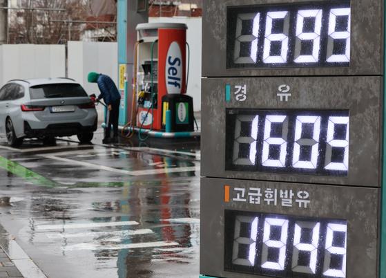 A customer fills up at a gas station in central Seoul on March 3. [YONHAP] 