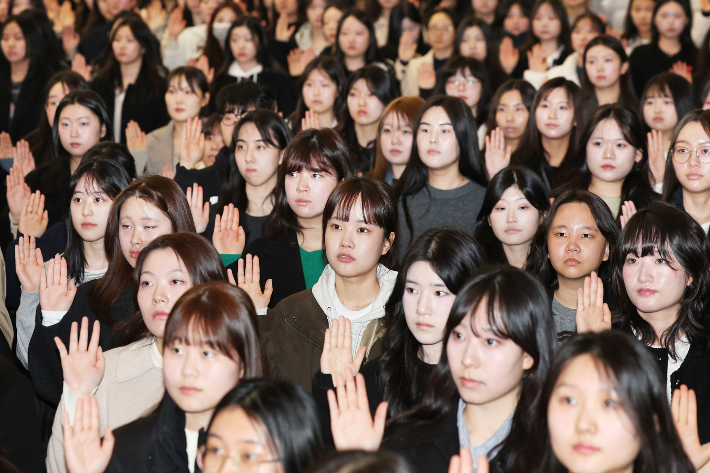 Freshmen take the oath of admission during the 2026 entrance ceremony at the main auditorium of Ewha Womans University on Feb. 27.  [NEWS1] 