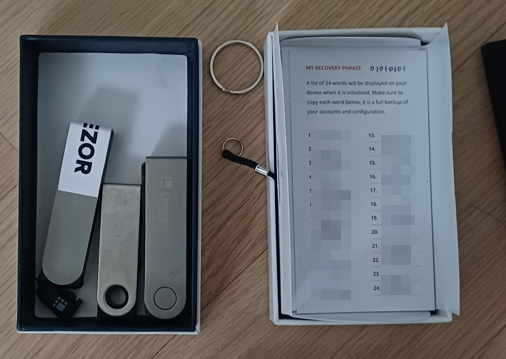 A cold wallet seized from a delinquent taxpayer and a phrase believed to be a mnemonic code appear in a photo attached to the National Tax Service’s press release on Feb. 26. [NATIONAL TAX SERVICE] 
