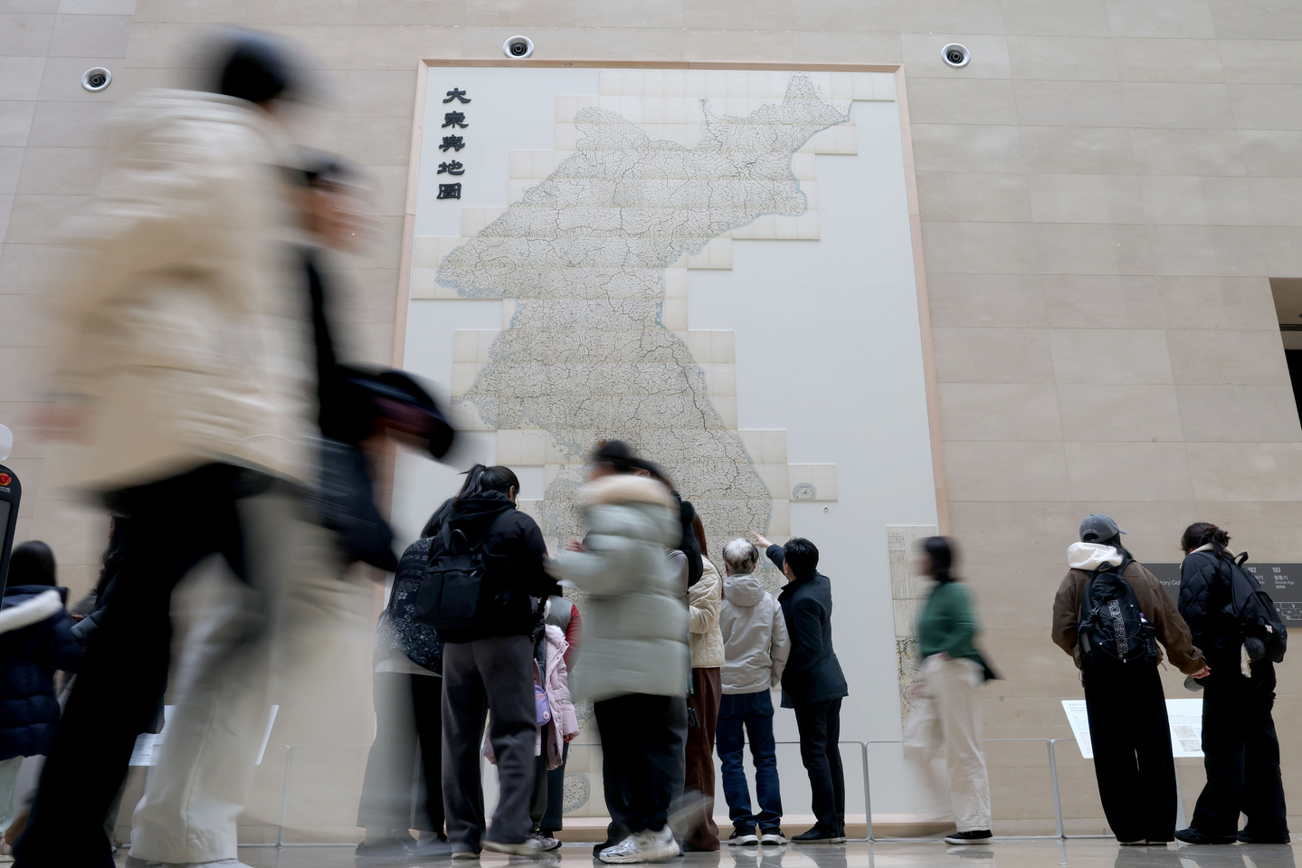 Museumgoers look at Daedongyeojido (Map of the Great East) at the National Museum of Korea in Yongsan District, central Seoul, on Feb.12. [NEWS1]