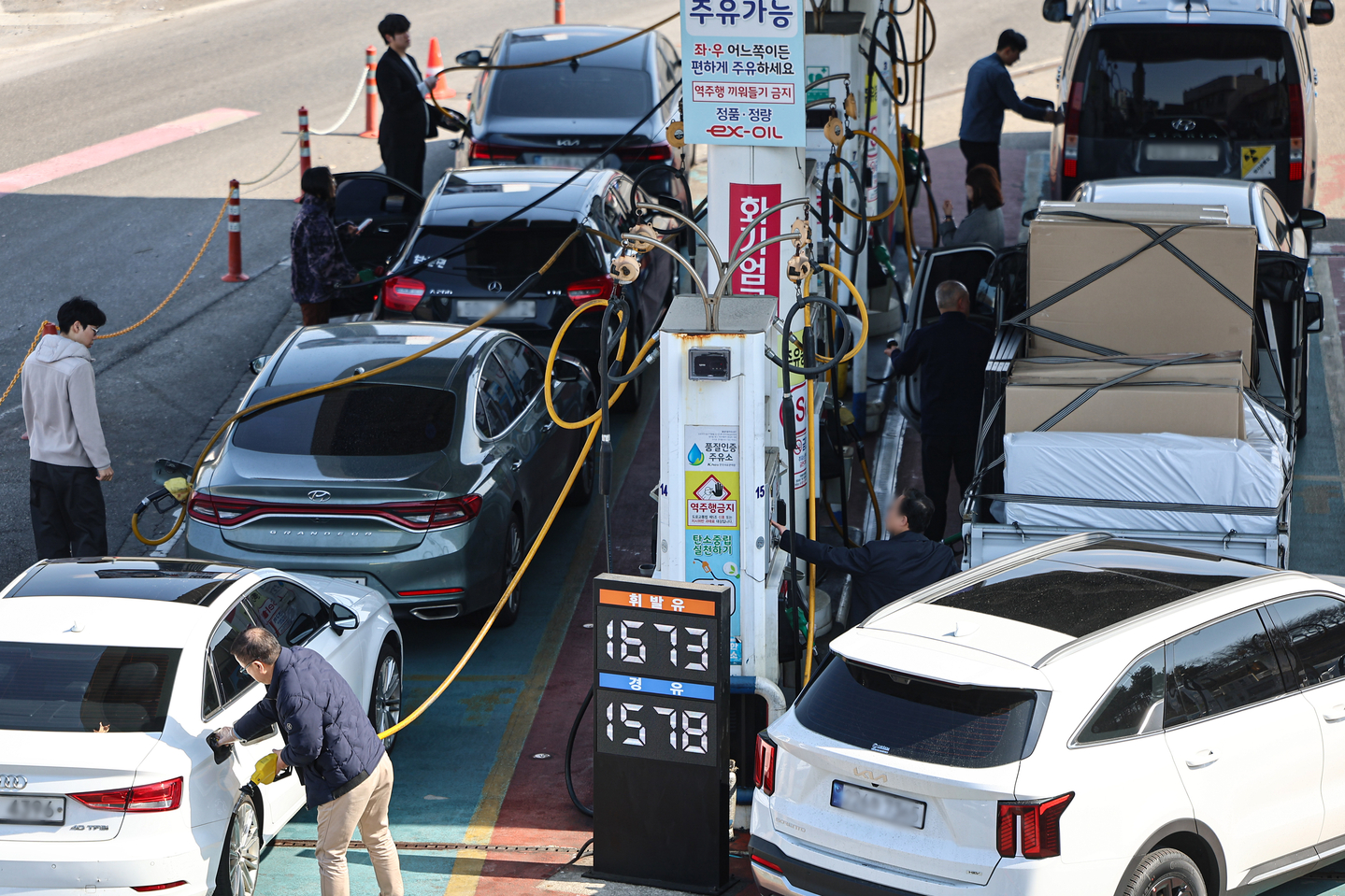 Customers fill up their cars as others wait in a line at a gas station in Seocho District, southern Seoul, on March 4. [NEWS1]