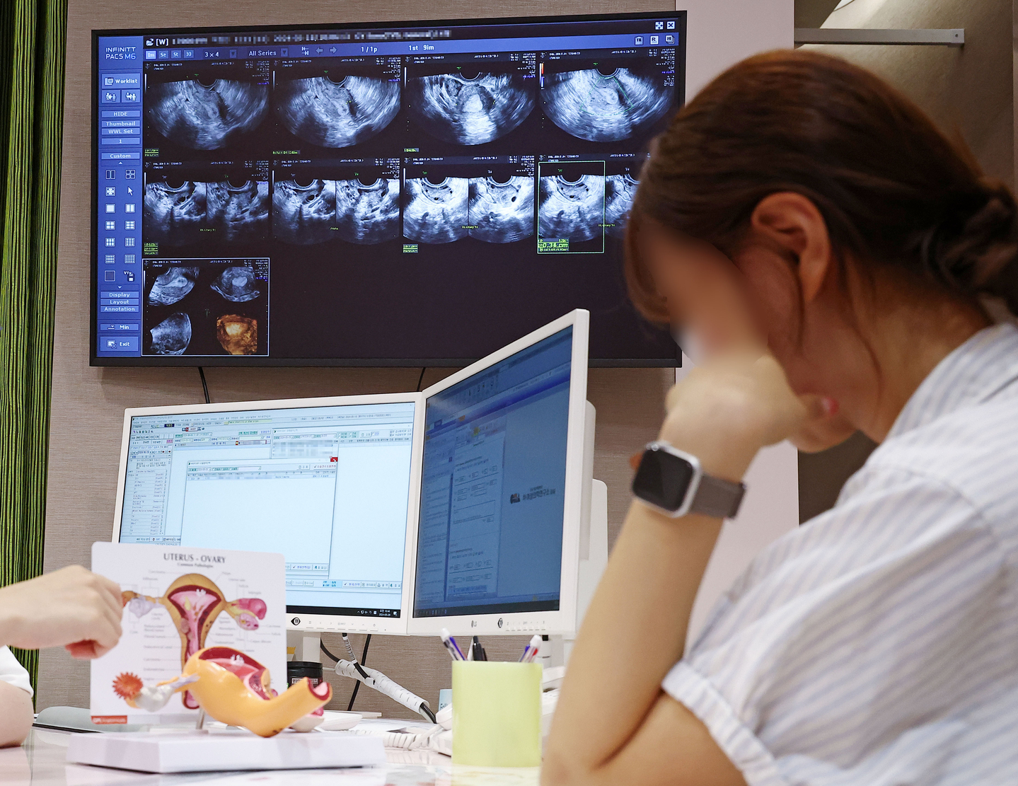 A patient meets with a doctor at a fertility center opened by CHA Medical Center in Jamsil, Songpa District, southern Seoul, on May 29, 2024. [YONHAP]