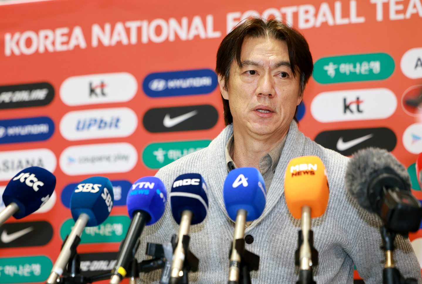 Korea national team head coach Hong Myung-bo answers reporters’ questions at Incheon International Airport Terminal 2 on Dec. 12, 2025, after attending the 2026 FIFA World Cup draw ceremony at the Trump Kennedy Center in Washington on Dec. 5. [NEWS1]