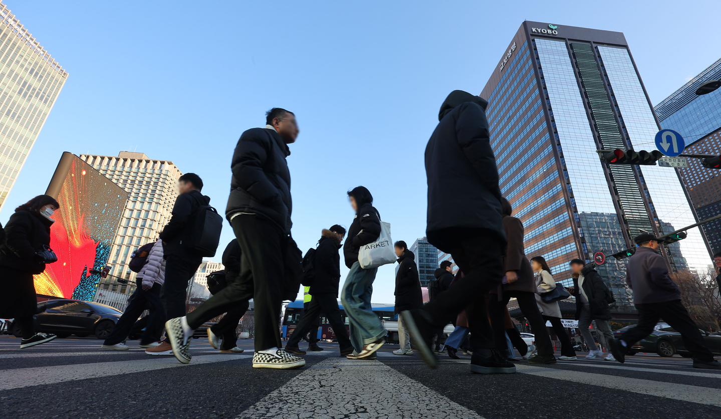 Morning commuters head to their offices in Gwanghwamun, central Seoul, on Feb. 19. [YONHAP]