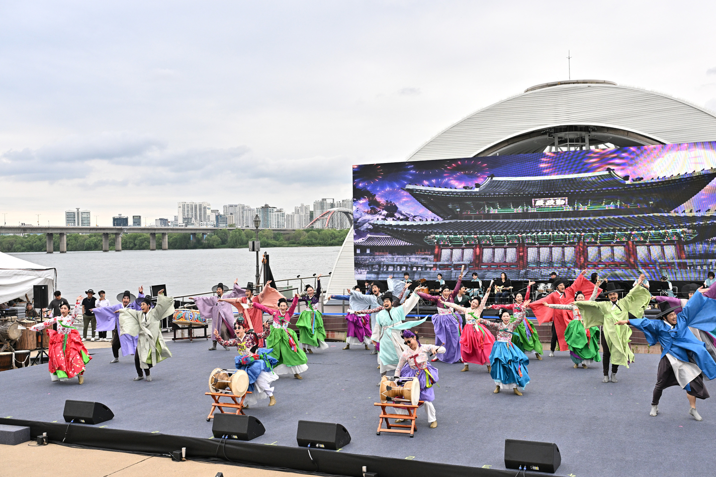  An Arirang performance takes place during the "Jeongseon Arirang in Seoul" event, held to mark the 50th anniversary of Jeongseon Arirang, in Yeouido District, western Seoul on May 17, 2025. [JEONGSEON COUNTY]