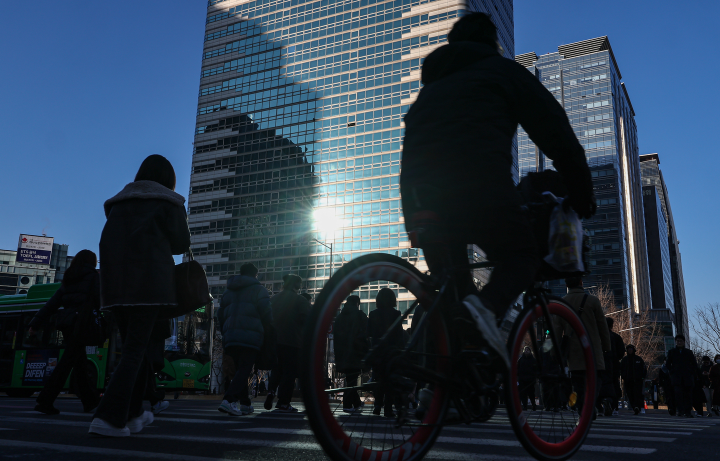 Morning commuters head to their offices in Gwanghwamun, central Seoul, on Feb. 19. [NEWS1]