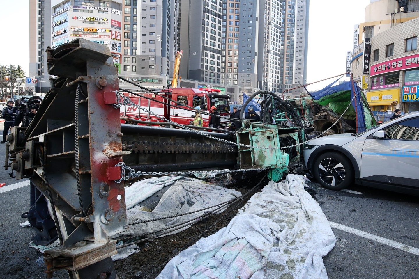 A drilling rig lies overturned at an underground passage construction site near the Manchon Intersection in Suseong District, Daegu, on March 4 after an accident that injured three people, including a taxi driver and a passenger. [NEWS1]