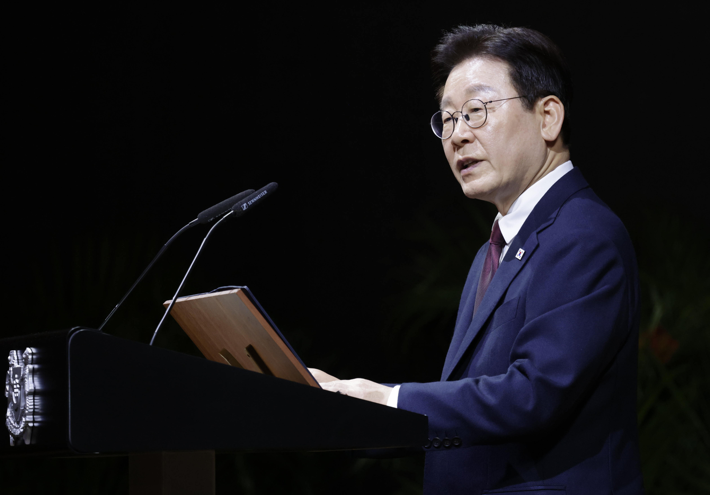 President Lee Jae Myung speaks during a state dinner hosted by Singaporean President Tharman Shanmugaratnam at Capella Singapore on March 2. [YONHAP] 