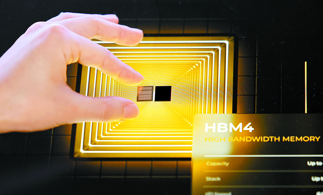 A visitor examines SK hynix’s HBM4 chip on display at the 27th Semiconductor Exhibition at Coex in Gangnam District, southern Seoul, on Oct. 22, 2025. [NEWS1]