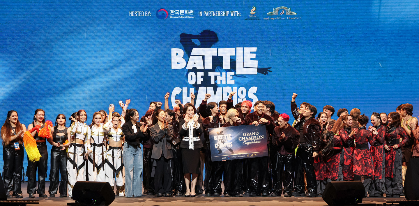 First lady Kim Hea Kyung, center, and K-pop dance teams pose for a photo during a K-pop dance contest at the Manila Metropolitan Theater in Manila on March 4. [YONHAP]