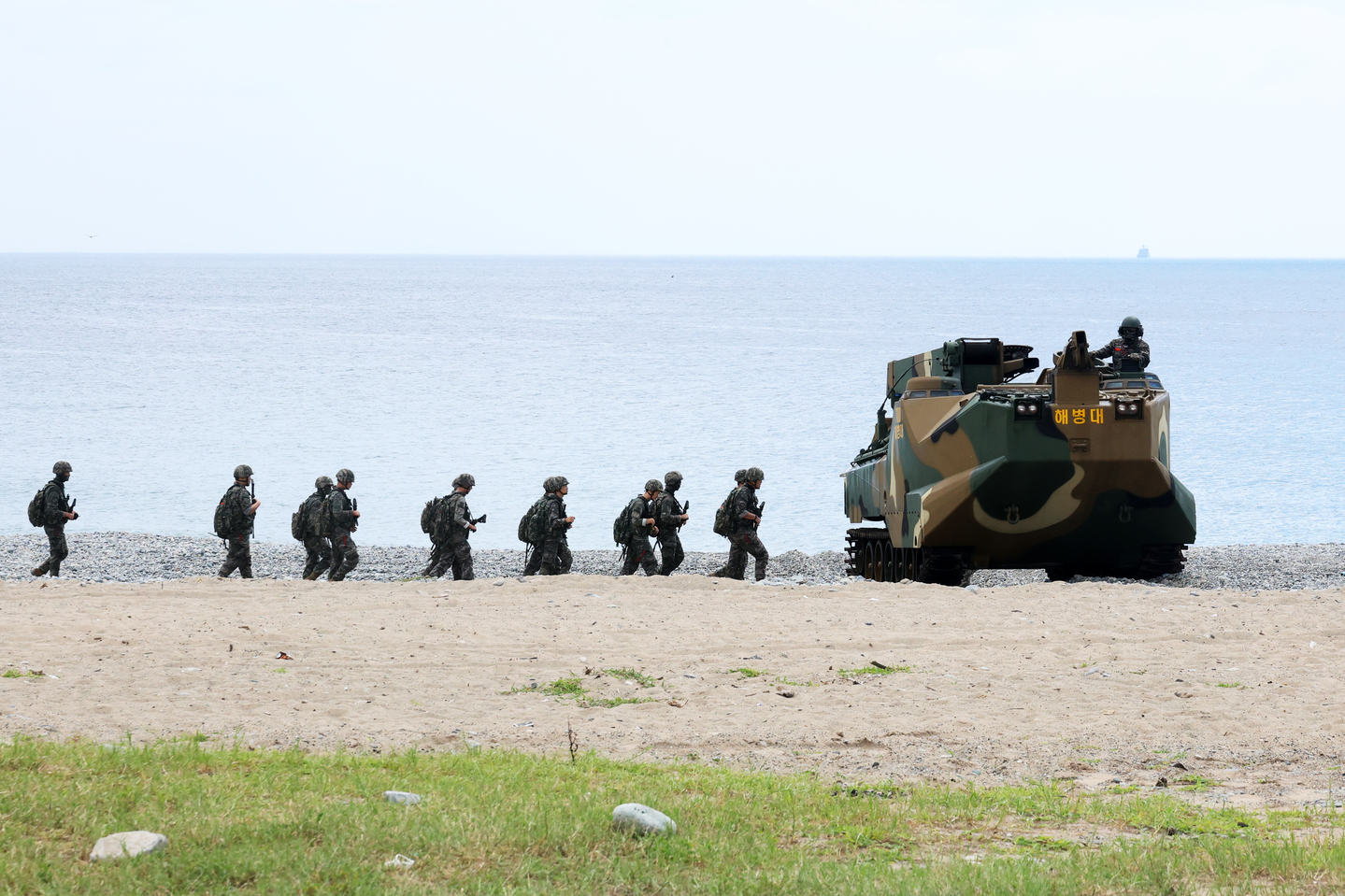 Korean and U.S. Marines take part in the Korea Marine Exercise Program in the southeastern port city of Pohang, in this file photo taken Aug. 6, 2025. [YONHAP]