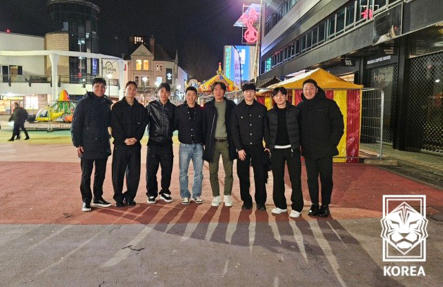 Korean national team players based in Britain pose for a photo with the coaching staff, including head coach Hong Myung-bo, fifth from left, during a visit to check on players, in this photo provided by the Korea Football Association on March 3. [KOREA FOOTBALL ASSOCIATION]