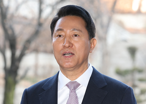 Seoul Mayor Oh Se-hoon speaks to reporters ahead of his trial at the Seoul Central District Court on March 4. [YONHAP]