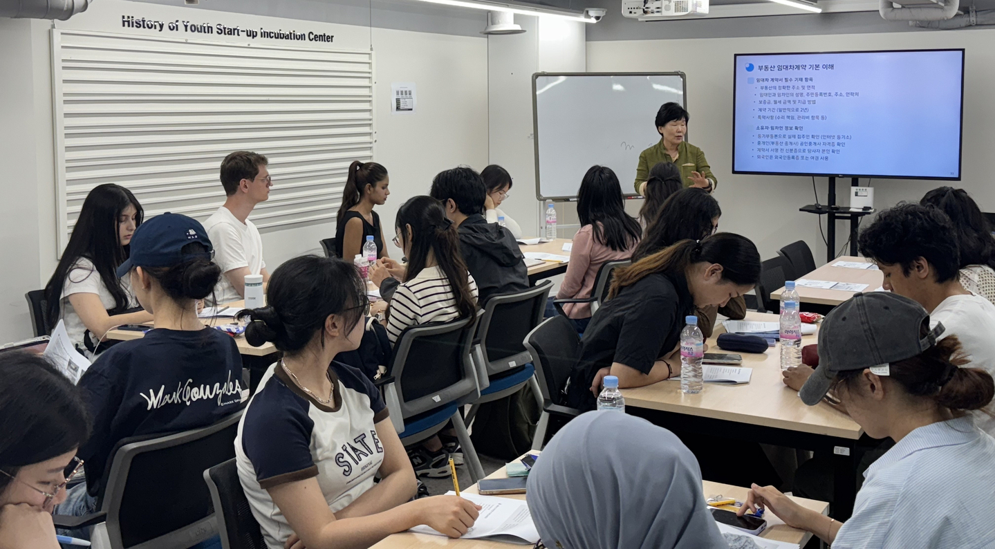 International students listen to a lecture on legal and administrative information during the Seoul Metropolitan Government’s “30 Days in Seoul” program at the city’s youth startup support center in Seodaemun District, western Seoul, on July 7, 2025. [CHO JUNG-WOO]
