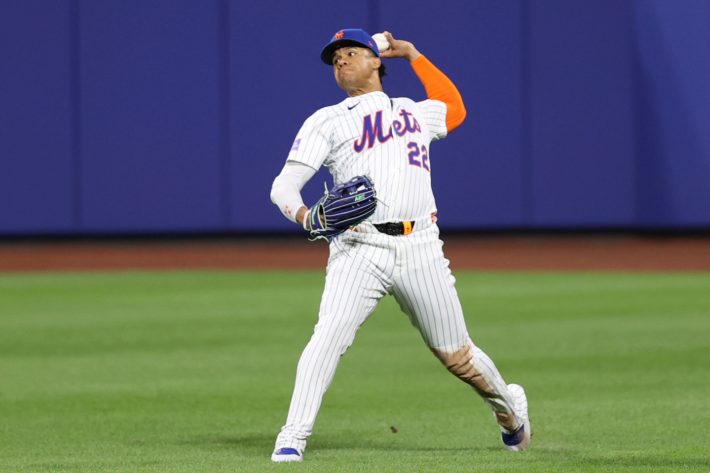 New York Mets outfielder Juan Soto throws the ball during the eighth inning of an MLB game against the Philadelphia Phillies in New York on Aug. 27, 2025. [AP/YONHAP]