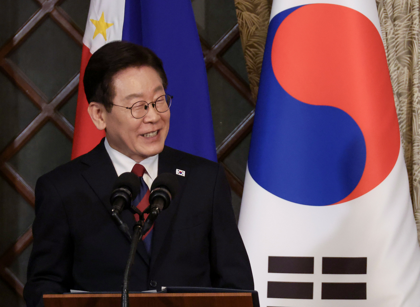 President Lee Jae Myung speaks during a joint press announcement with Philippine President Ferdinand Marcos Jr. after their summit at Malacanang Palace in Manila on March 3. [YONHAP] 