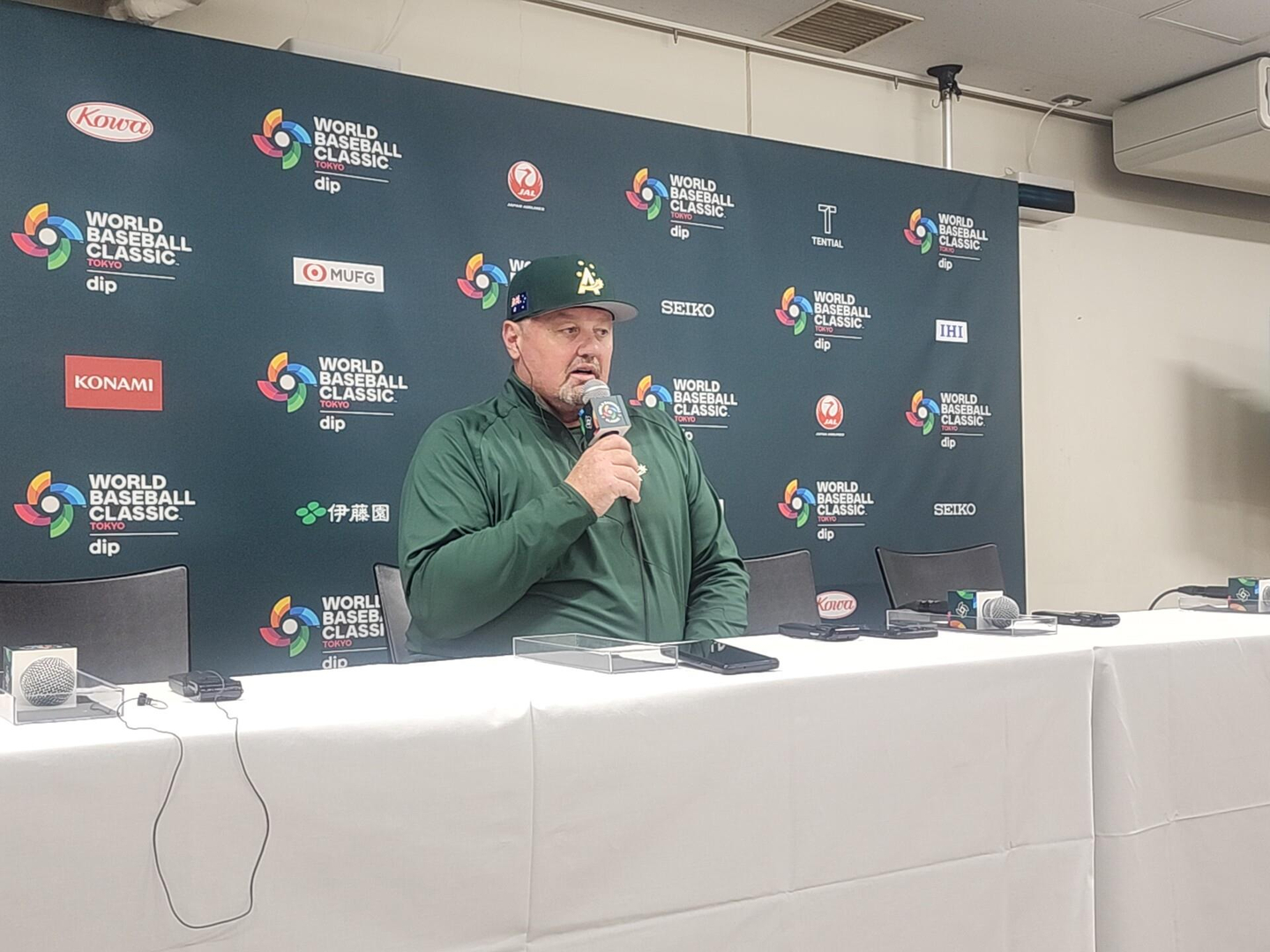 Australia manager Dave Nilsson speaks at a press conference at Tokyo Dome in Tokyo on March 4 prior to the World Baseball Classic. [YONHAP]