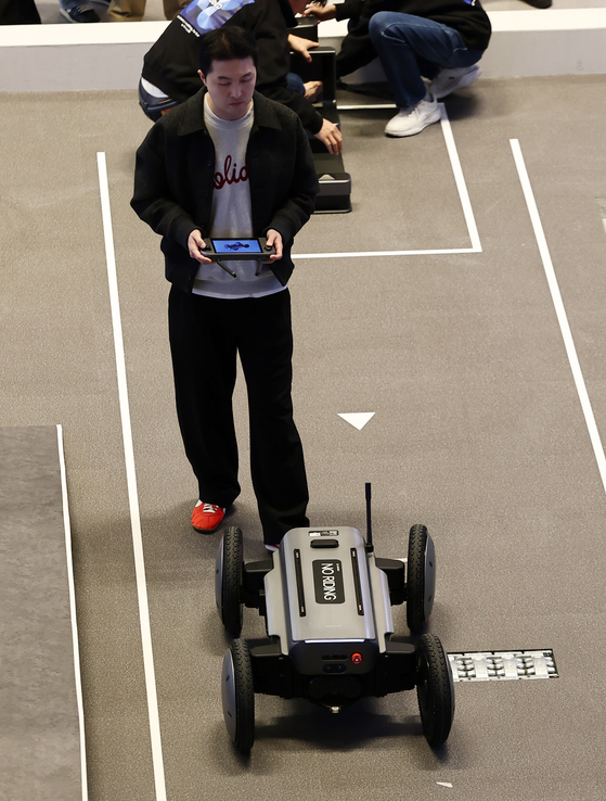 A visitor demonstrates the MobED Basic, Hyundai Motor’s research and development platform for building autonomous-driving robots, at the Automation World 2026 expo held in Coex in Gangnam District, southern Seoul, on March 4. [YONHAP] 