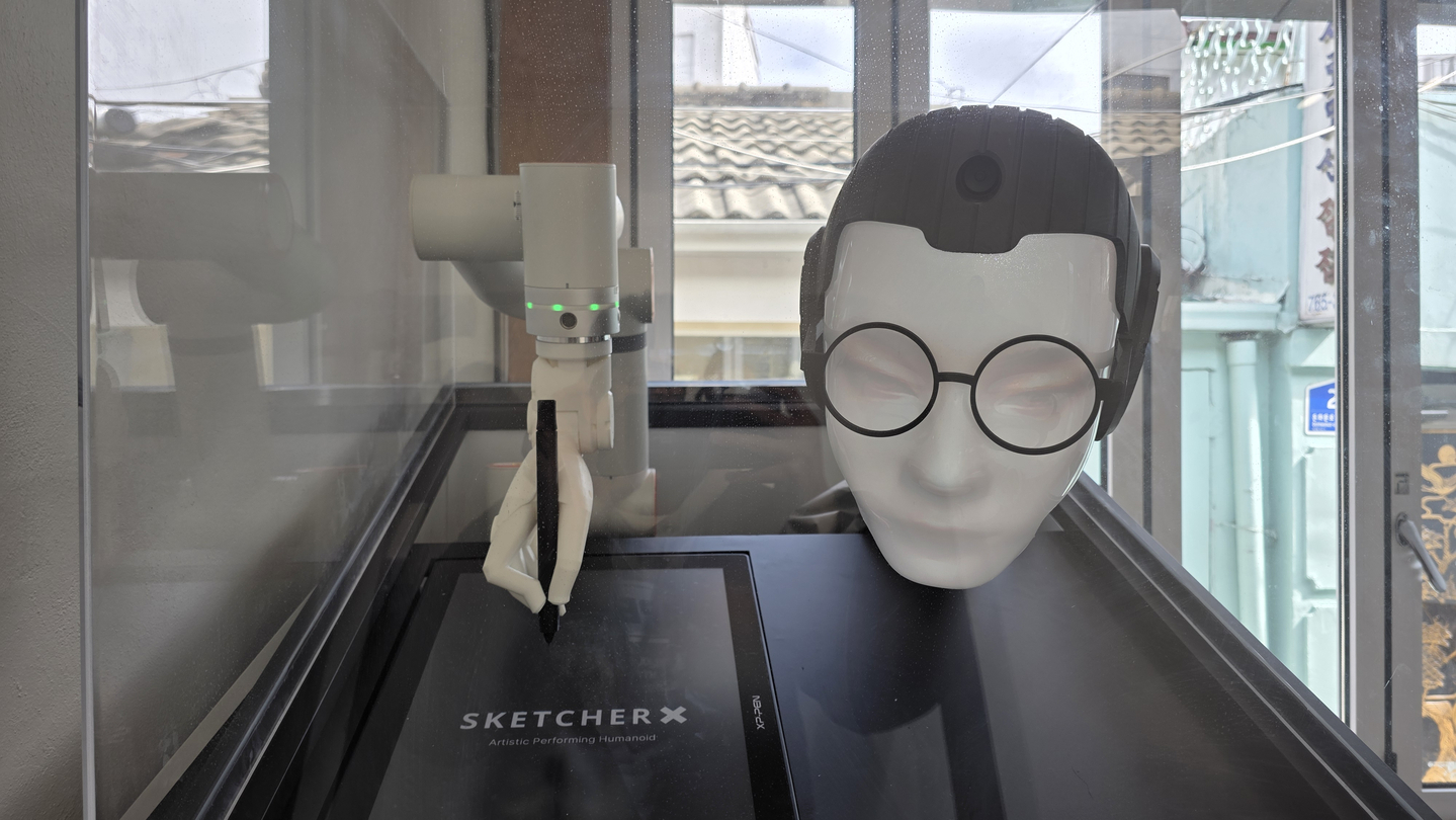 An AI robot named Dangun draws a caricature using a robotic arm at a cafe in Ikseon-dong in Jongno District, central Seoul [KIM CHANG-YONG]